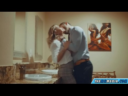 ❤️ Pe a faaosoosoina oe e se blonde busty i totonu o se faletaele lautele ❤ Fucking ﹏